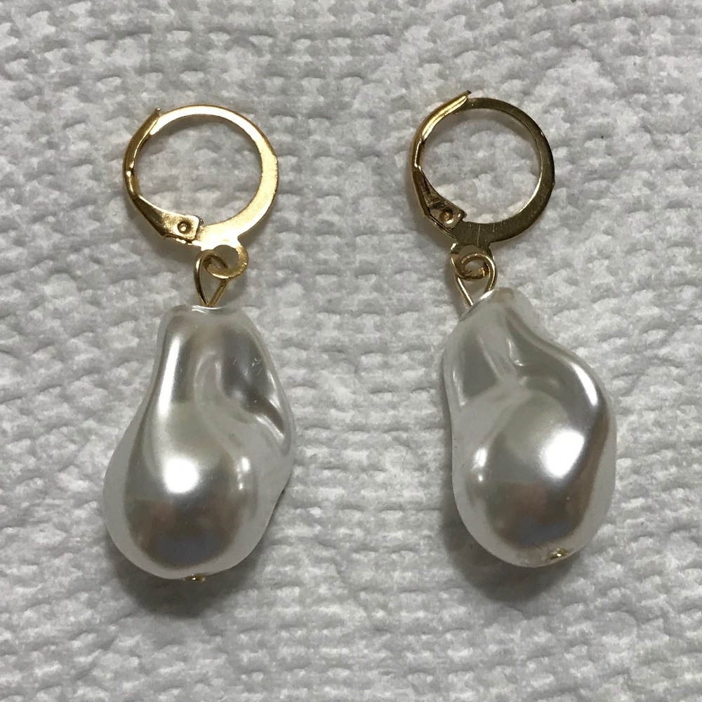 Kate Middleton Gold Hoop with Large Pearl Earrings, Handmade Replicas - Picture 9 of 12